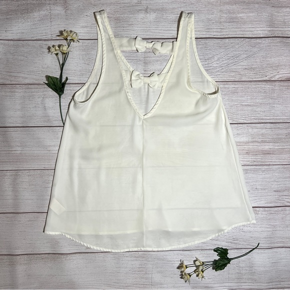 Everly V-Neck Bow Back Top - Picture 6 of 11